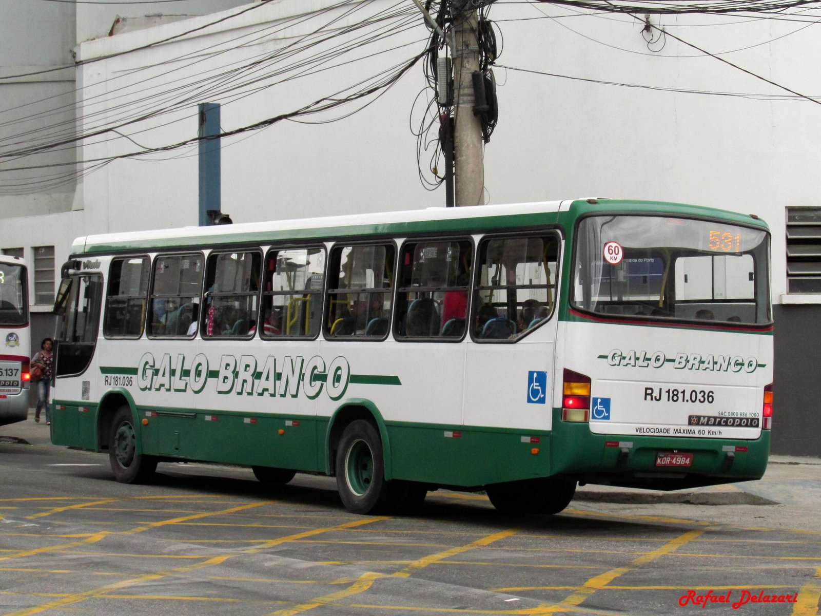 Ônibus da empresa Viação Galo Branco circulando em São Gonçalo, Rio de Janeiro