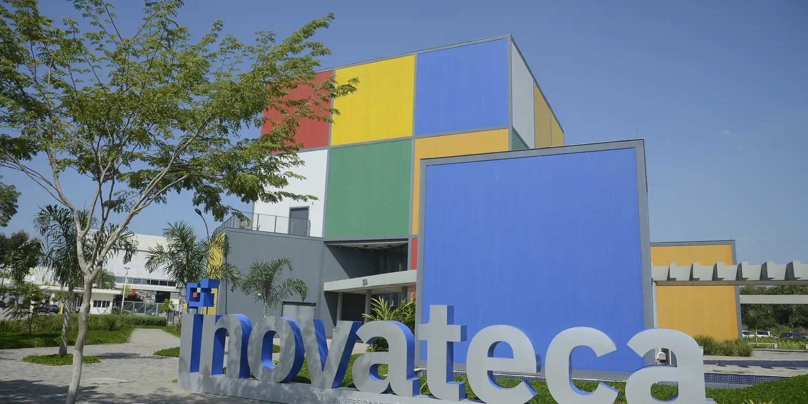Fachada colorida da Inovateca, no Parque Tecnológico da UFRJ