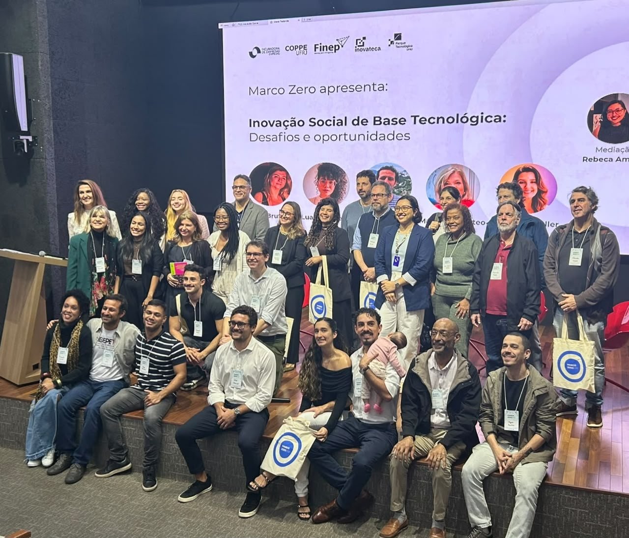 Equipe do Marco Zero, convidados e empreendedores reunidos no palco da Inovateca