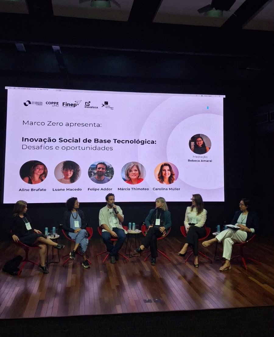Participantes da mesa-redonda sobre inovação social de base tecnológica sentados no palco