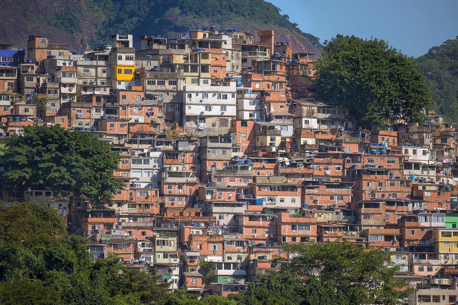 Vista da Rocinha, no Rio de Janeiro, com casas na encosta do morro